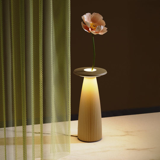 Cordless table lamp with flower vase, ambient lighting, touch switch, dimming, and IP54 water resistance.